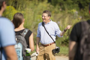 Rob Kanter speaking to students in the field